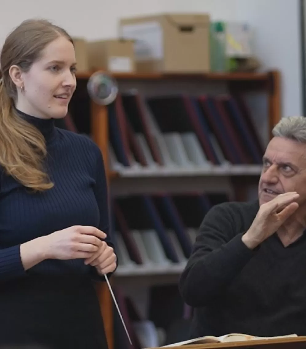 Prof. Johannes Schlaefli unterrichtet eine Studentin im Dirigieren.