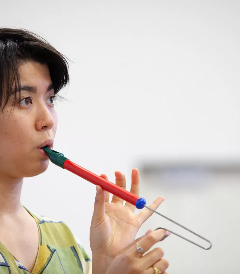 Musikerin spielt auf einem ungewöhnlichen Blasinstrument