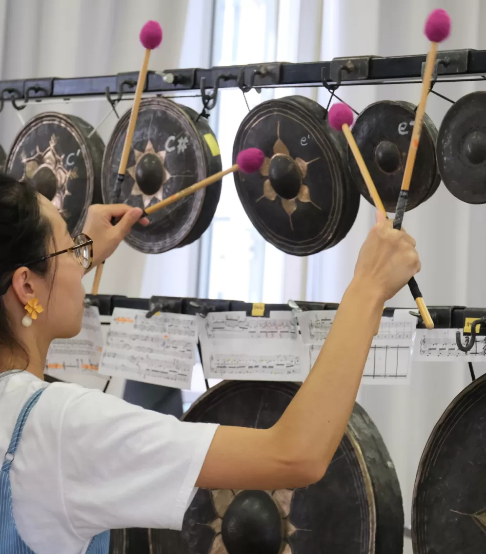 Musikerin spielt auf einem Perkussionsinstrument