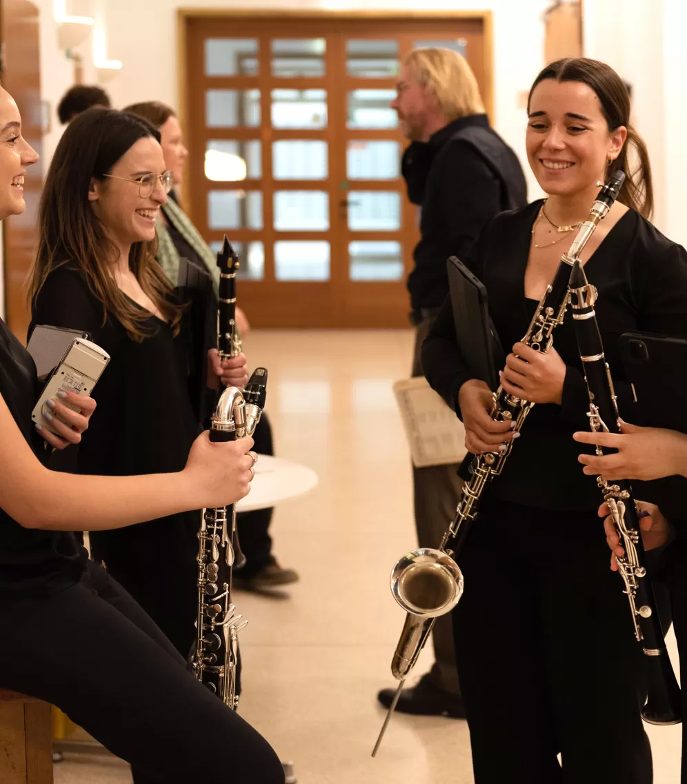 Vier Klarinettistinnen mit ihren Instrumenten kurz vor dem Auftritt vor dem Großen Saal der HfMDK