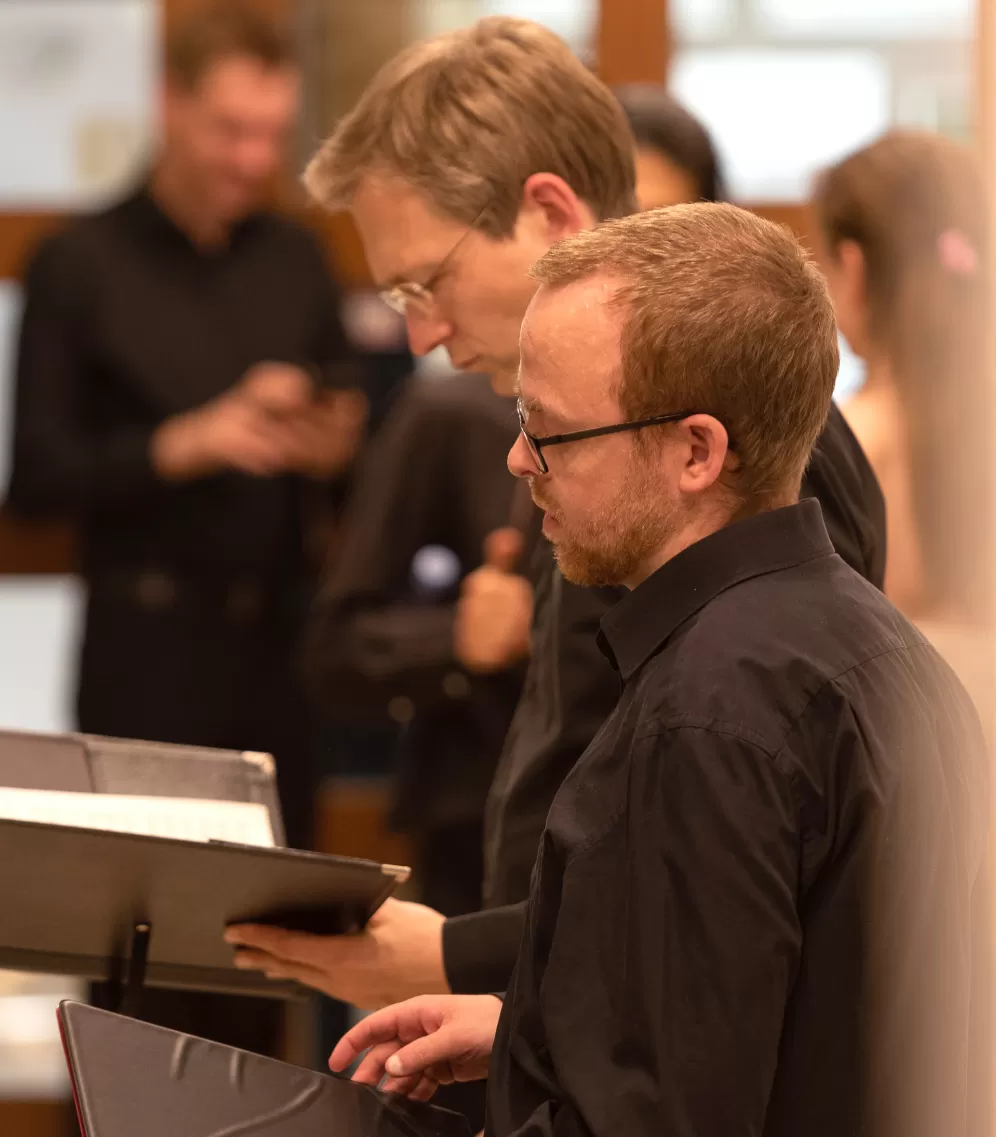 Florian Lohmann und ein Student kurz vor dem Auftritt mit dem Kammerchor der HfMDK Frankfurt