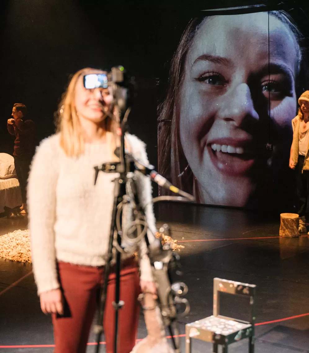 Eine Frau spricht in eine Kamera.