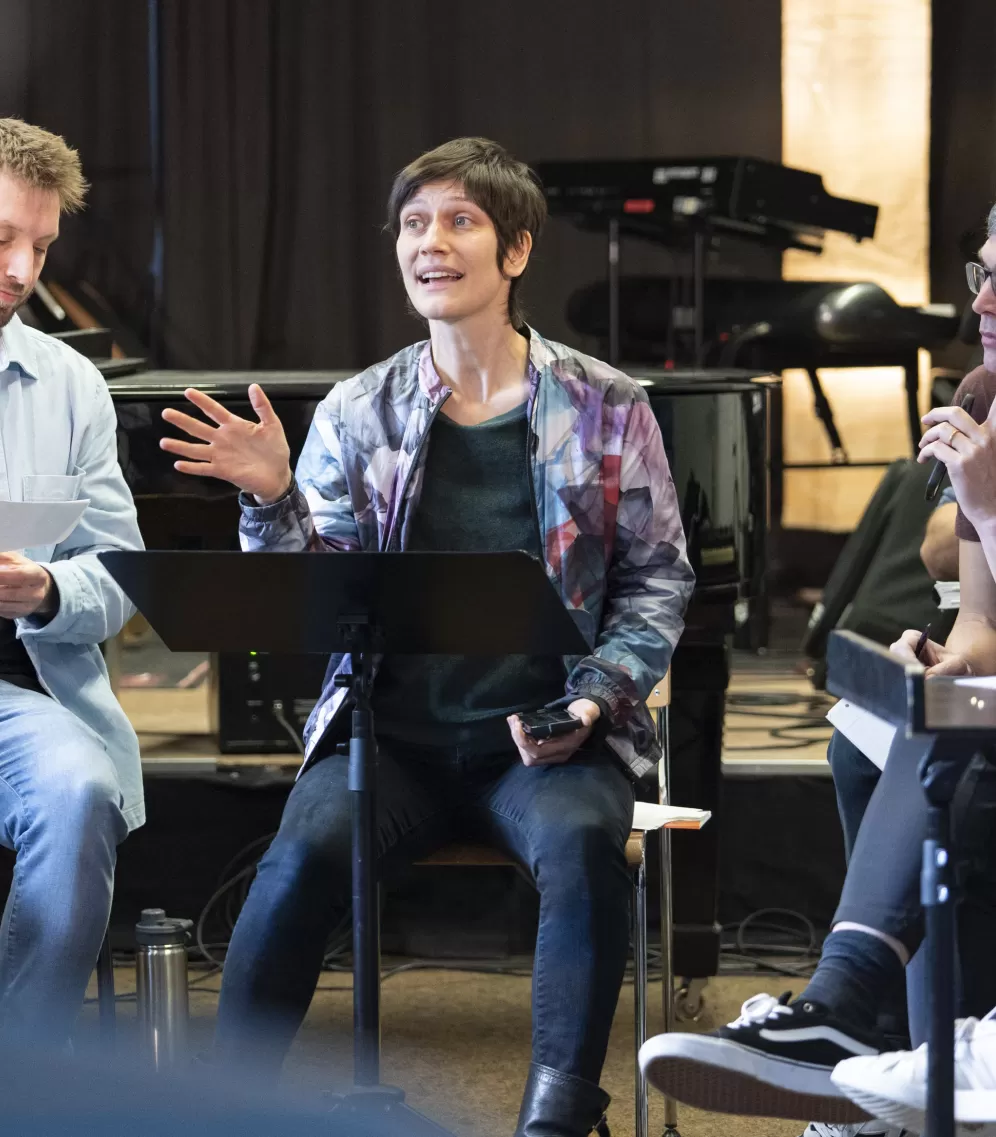 Alin Coen erklärt der Runde etwas.