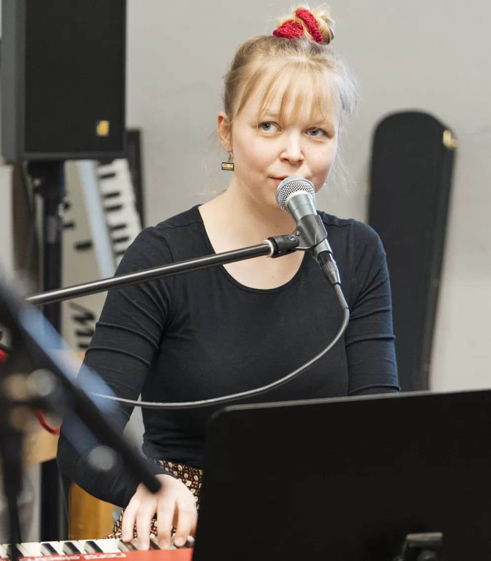 Die Keyboarderin/Sängerin der Band JAM in der Probe.