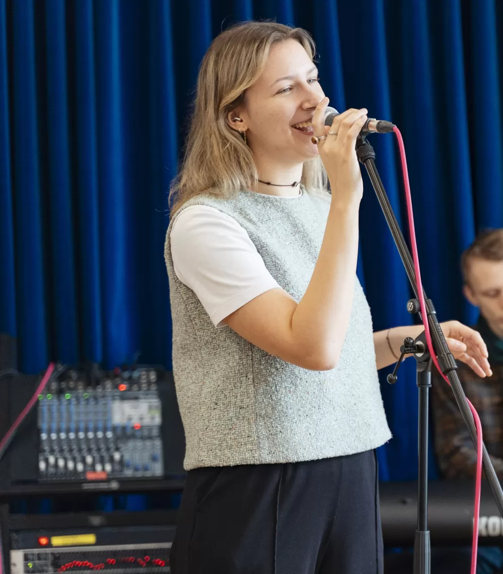 Die Frontsängerin von Groovedivision singt bei der Probe ins Mikrofon.