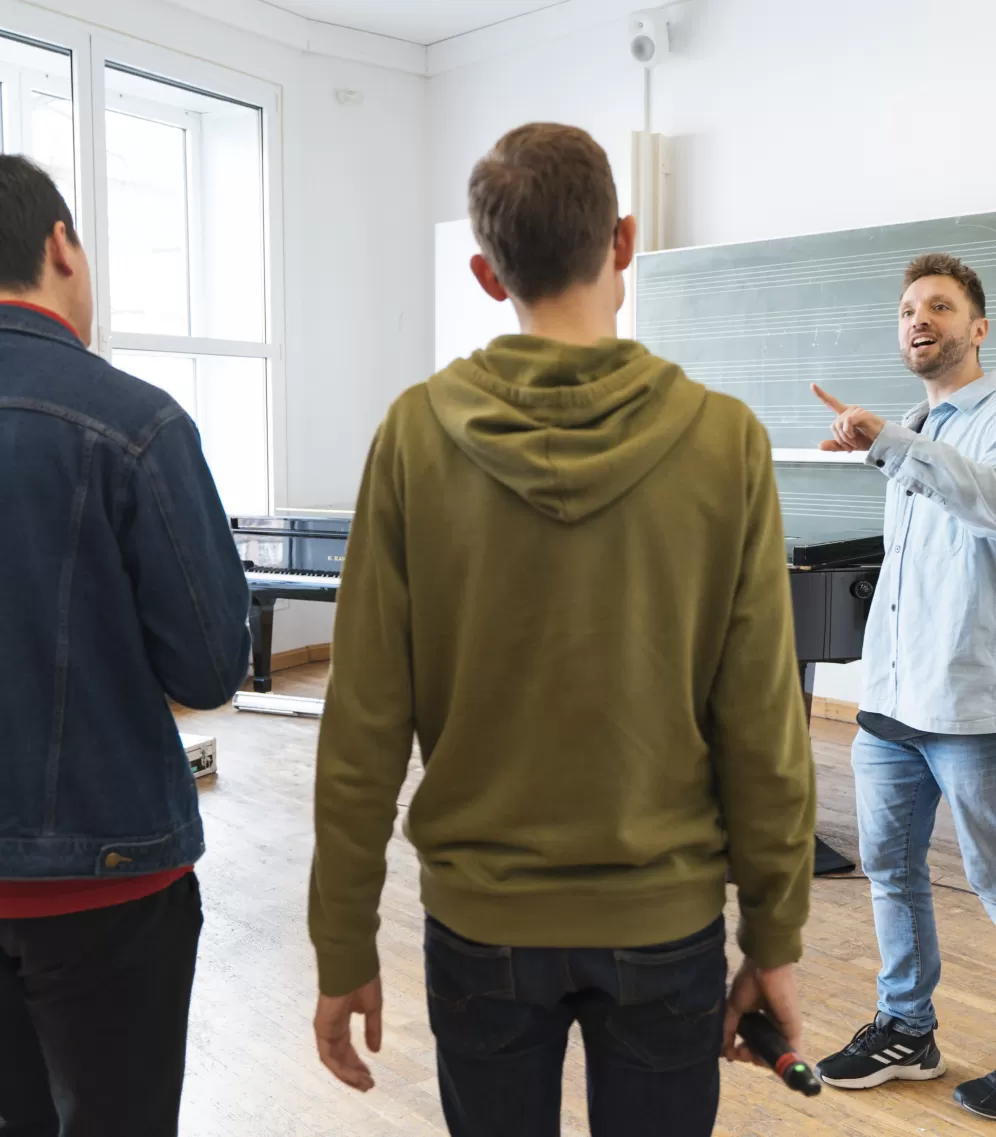 Coach Fabian Sennholz leitet die Sänger von 4xDelay an.