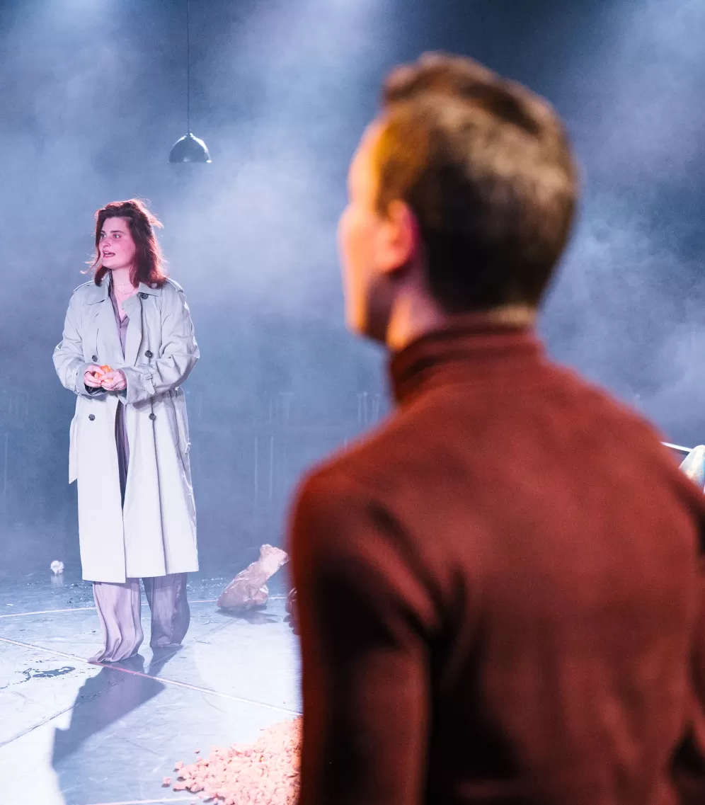 Eine Frau steht im Nebel.