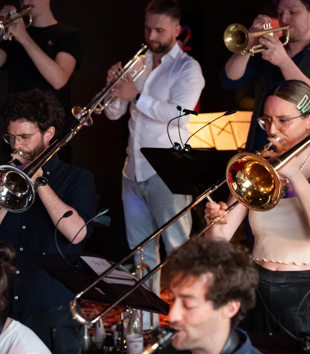 Die HfMDK Bigband spielt.