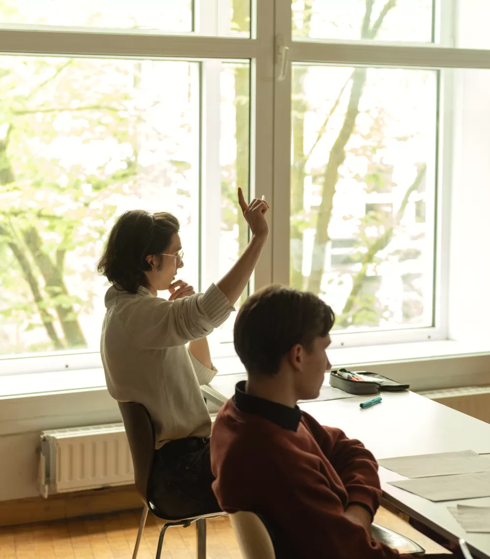 Ein Teilnehmer meldet sich während einer Infoveranstaltung des Infotags Lehramt Musik.