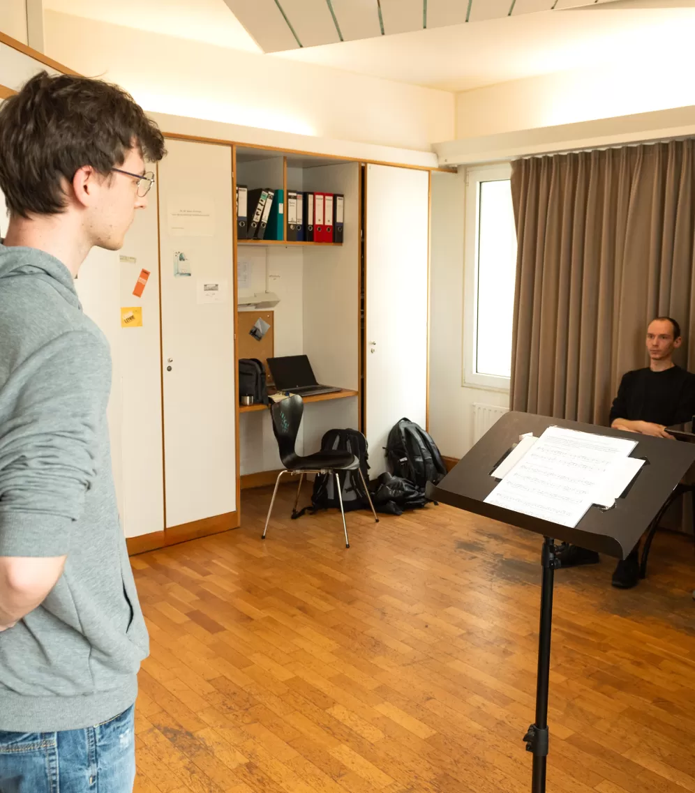 Ein Teilnehmer während des probeweisen Vorsingens beim Infotag Lehramt Musik.