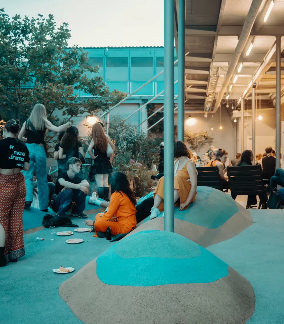 Schauspielstudierende unterhalten sich im Außenbereich des Frankfurt LAB