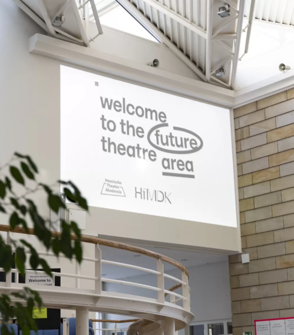 Im Foyer der HfMDK ist per Beamer an der Wand zu lesen: "Welcome to the future theatre area"