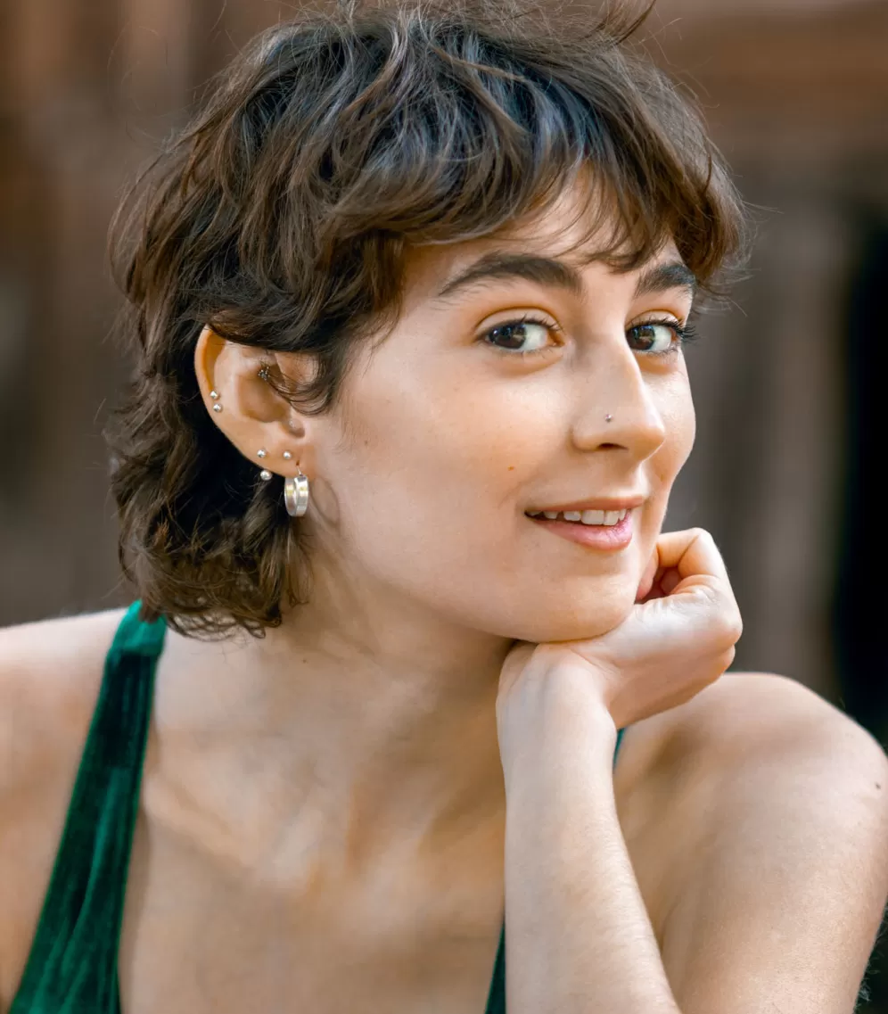 Braunäugiges Mädchen lächelnd