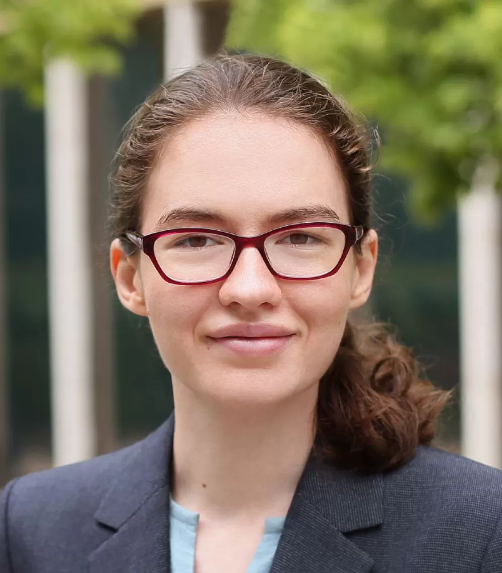 Bianca Bellchambers, eine Frau mit Brille und dunklen Haaren