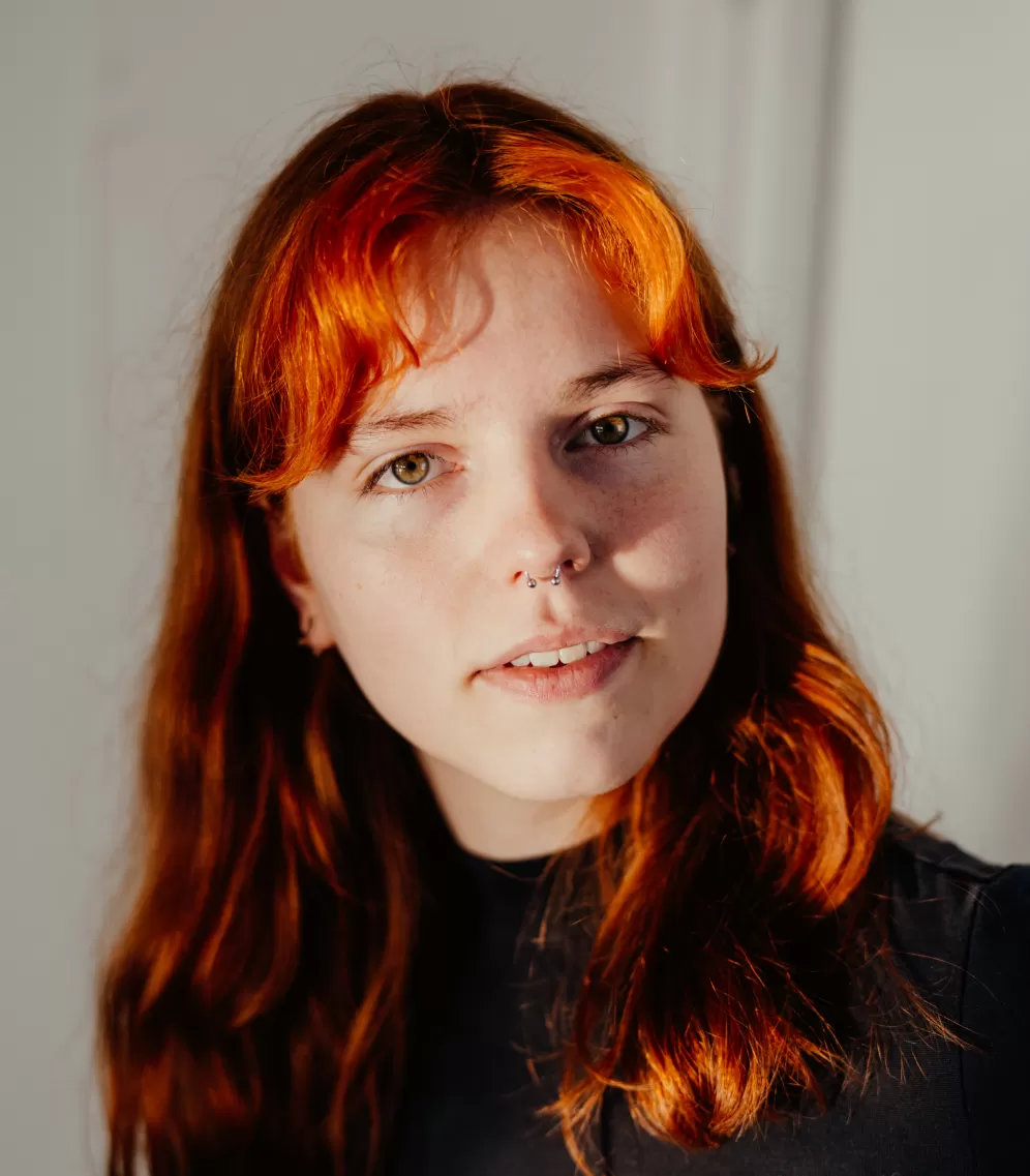 Junge Frau mit roten Haaren und grünen Augen