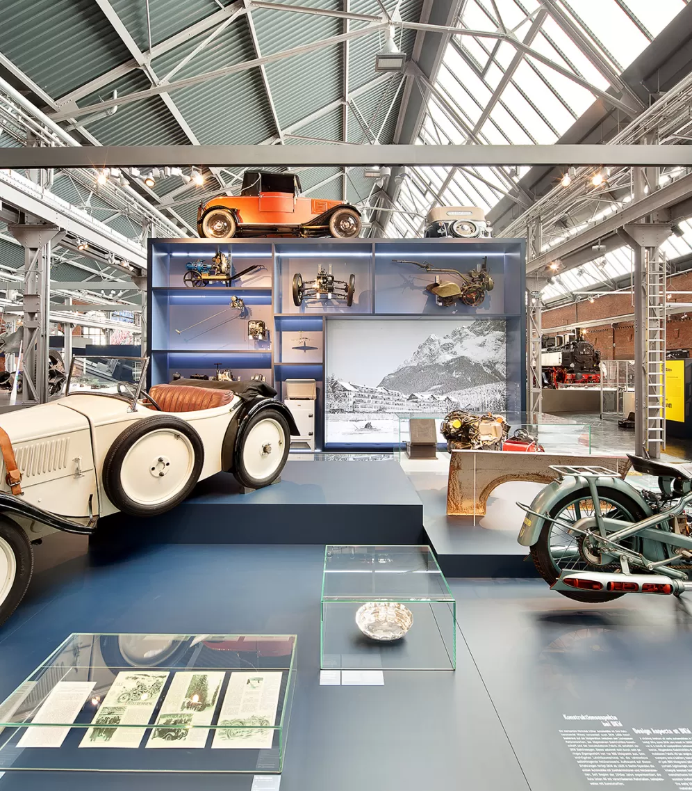 Alte Fahrzeuge, die im Industriemuseum Chemnitz ausgestellt sind