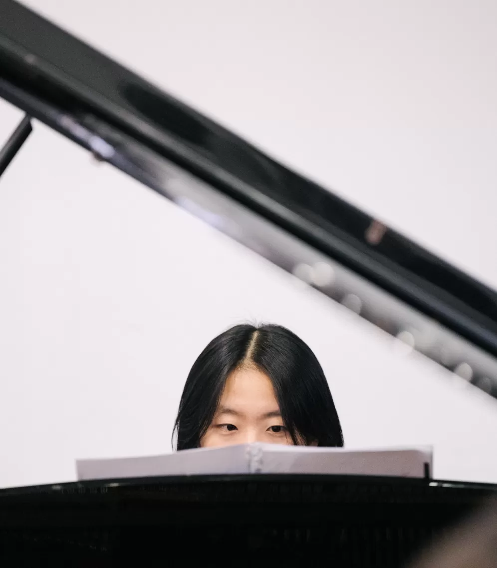 Eine Pianistin konzentriert am Flügel