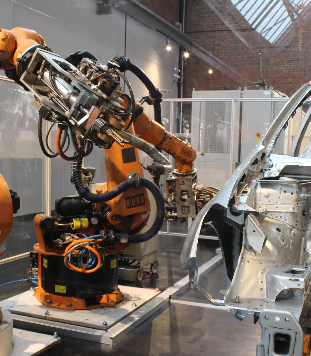 Ein Gerät, das Autos zusammenbaut.