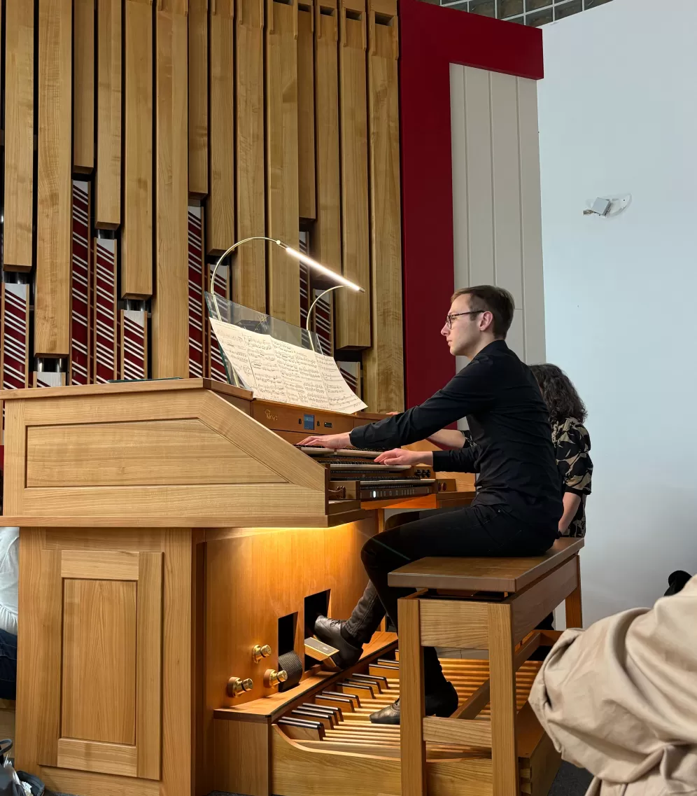 Student spielt an der Orgel