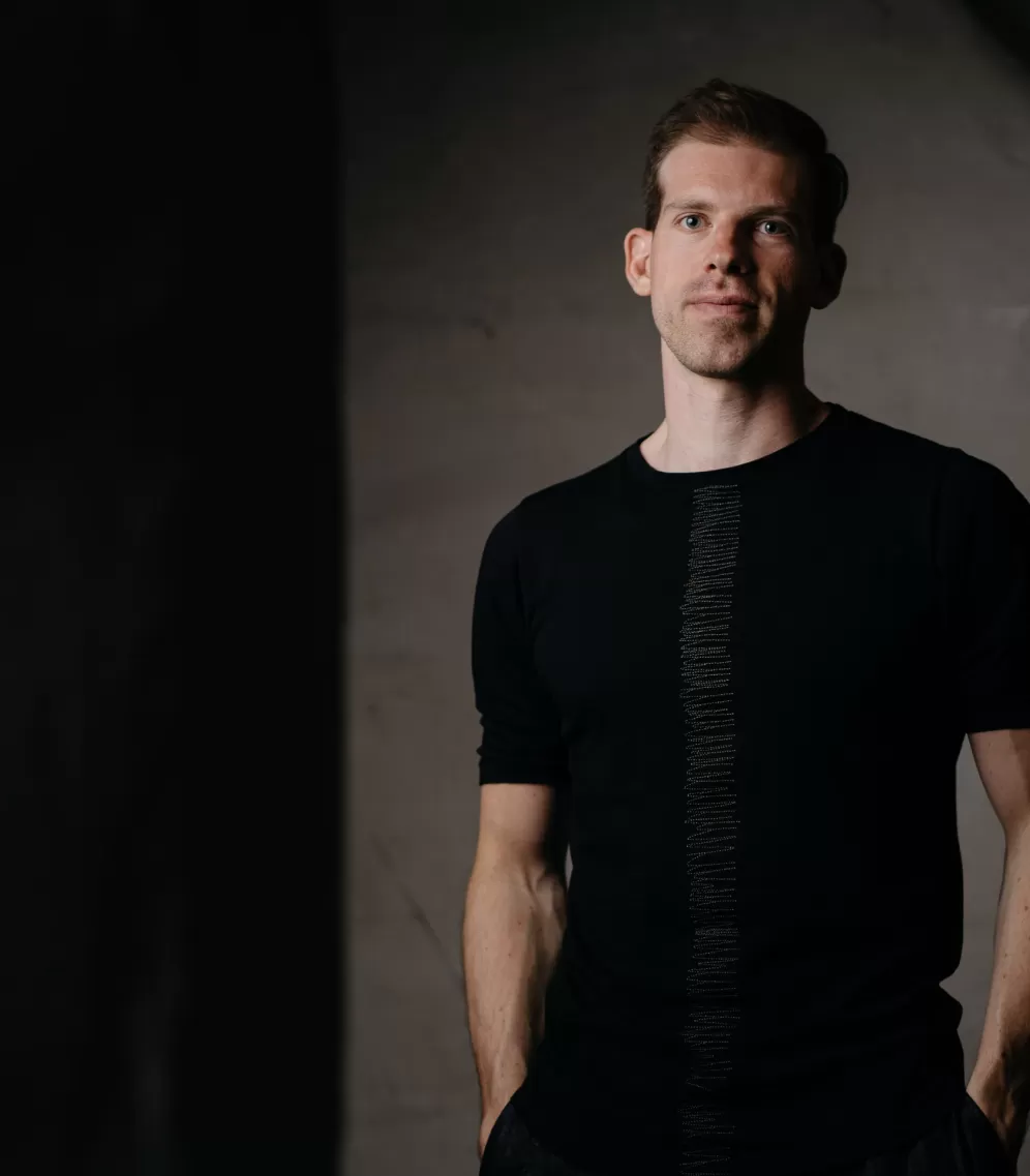 MARC STROBEL, Musiker/Schlagzeuger auf dunklem Hintergrund