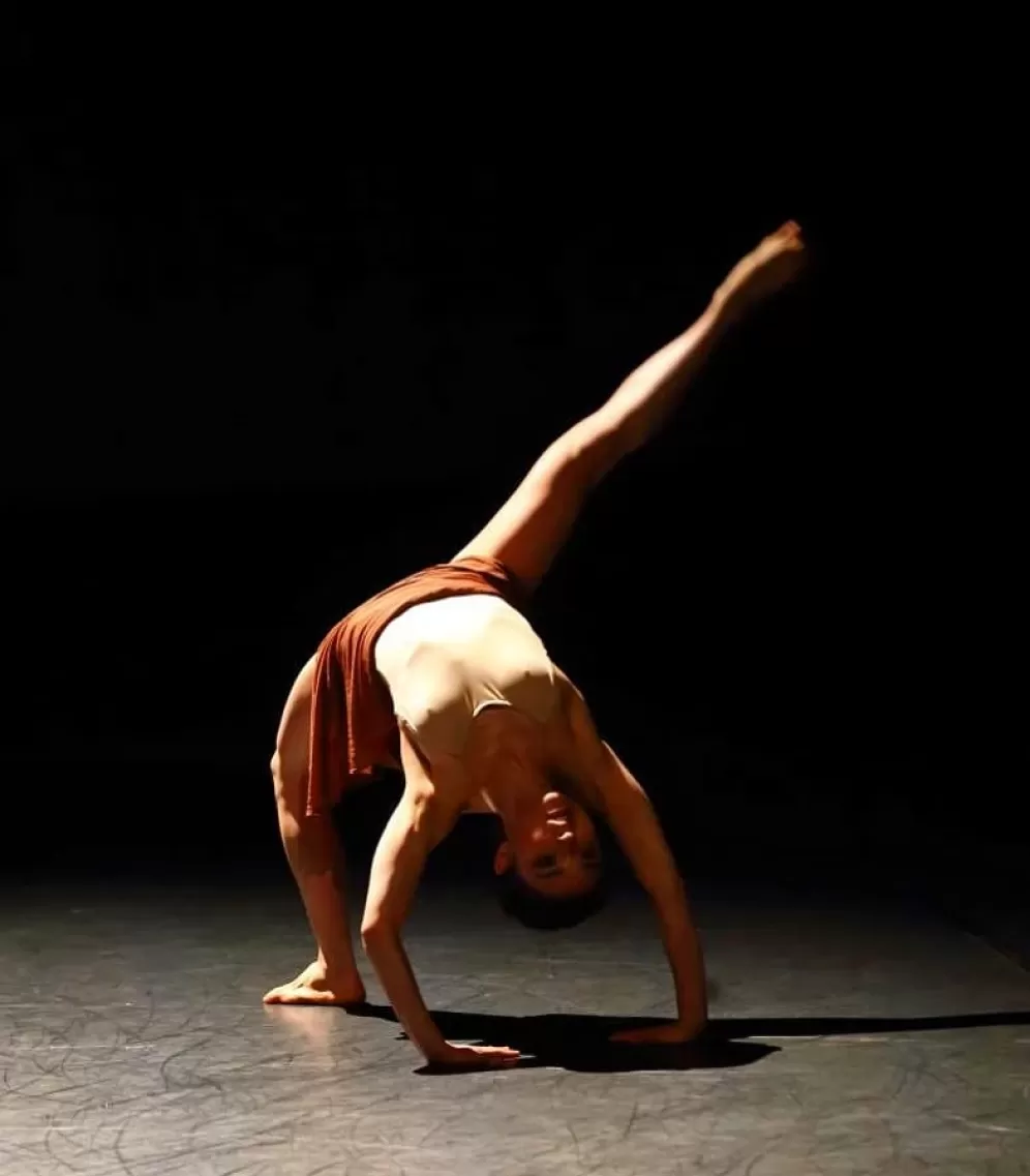 dancer archimg back with hight leg
