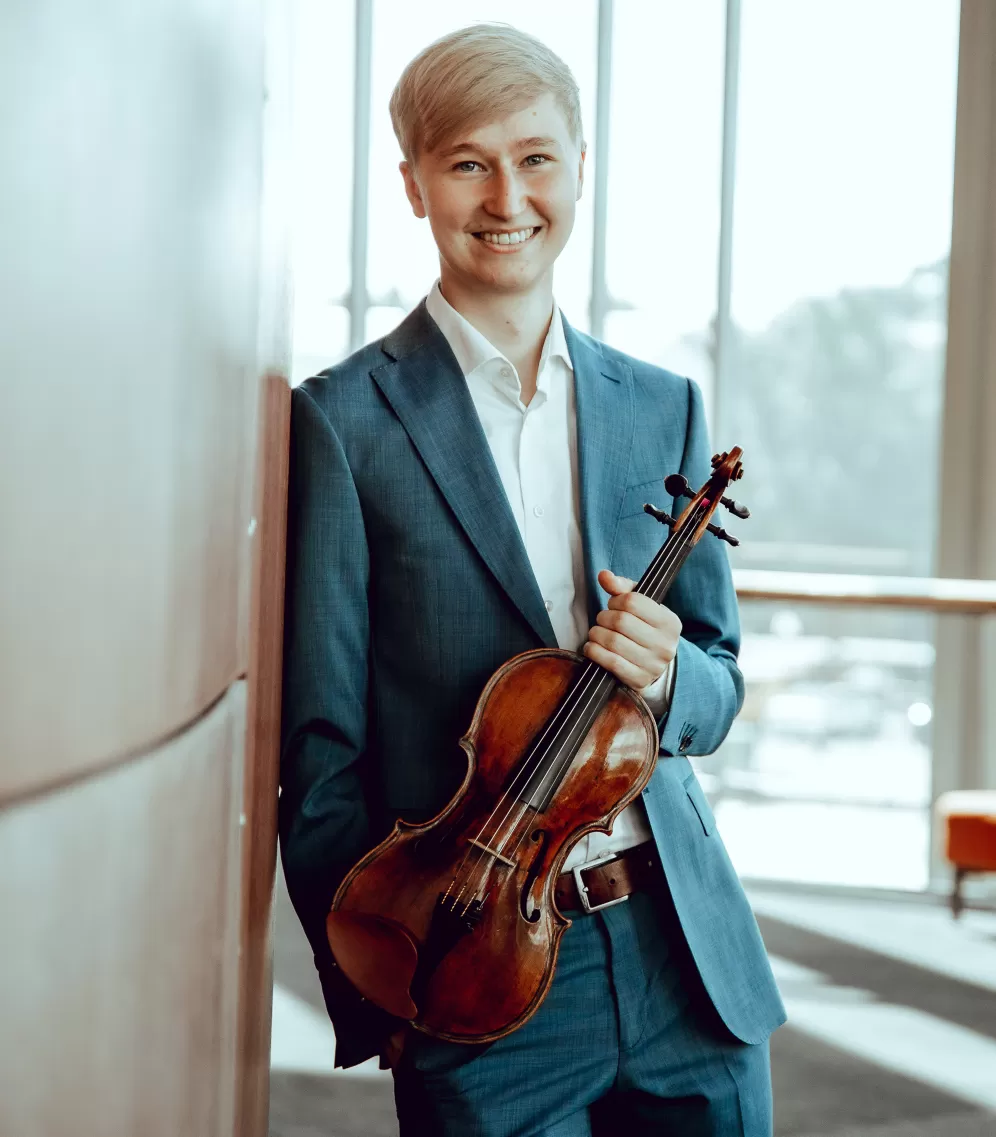 Porträtfoto Hans Christian Aavik mit Violine