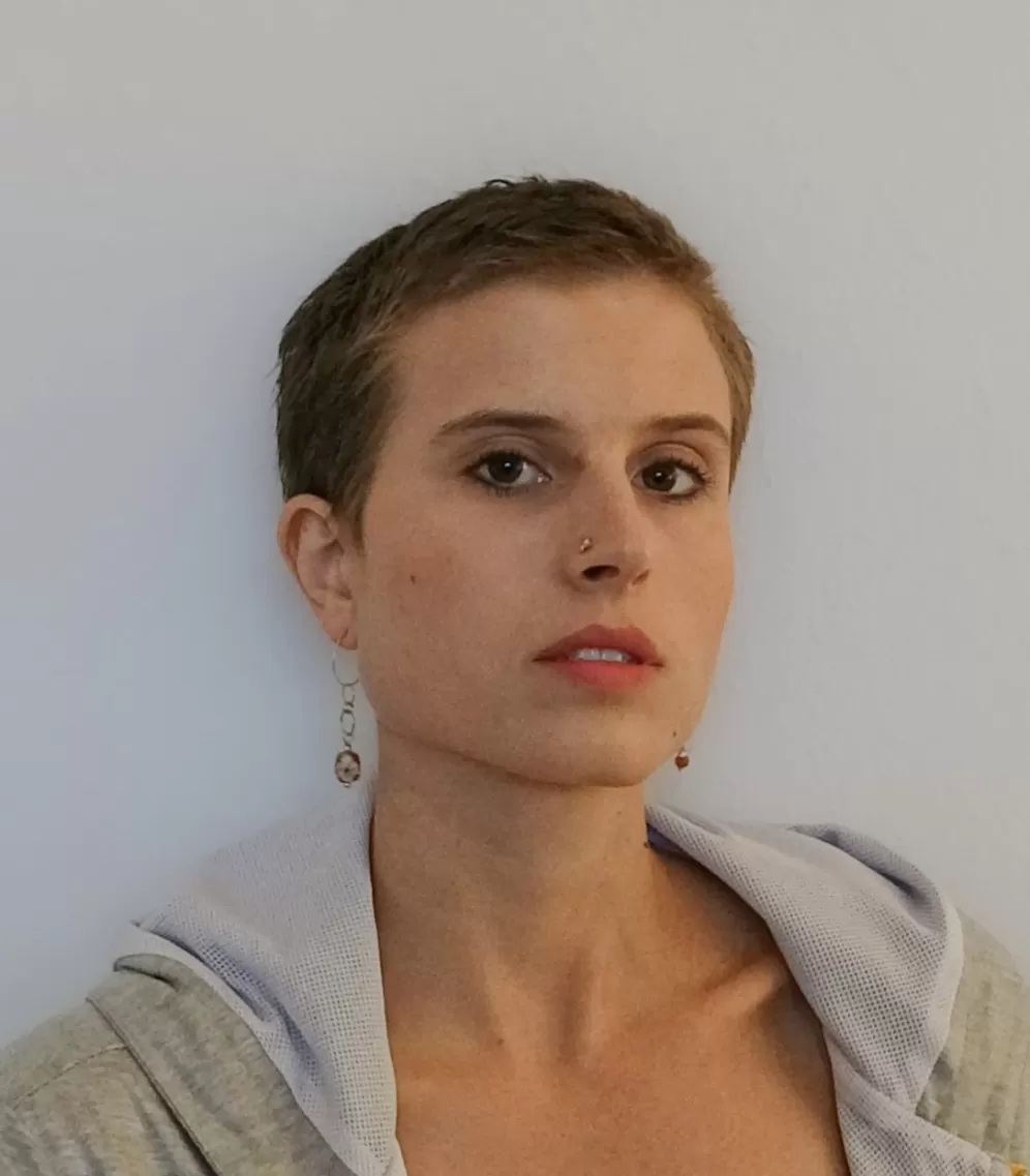 Lisa Freiberger blickt in die Kamera, man sieht nur ihr Gesicht