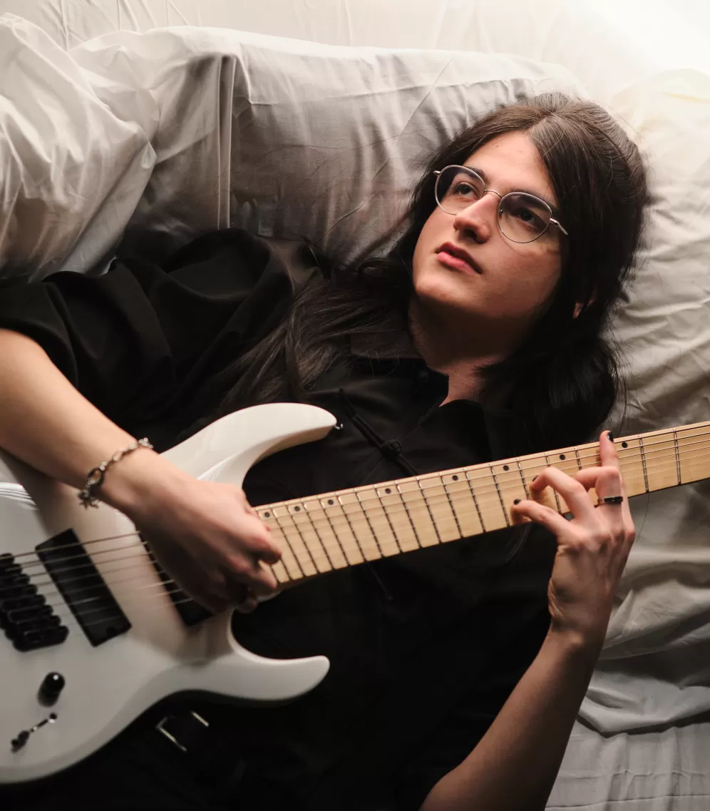 Valdemar Konov (Künstlername VEMINI) mit seiner Gitarre