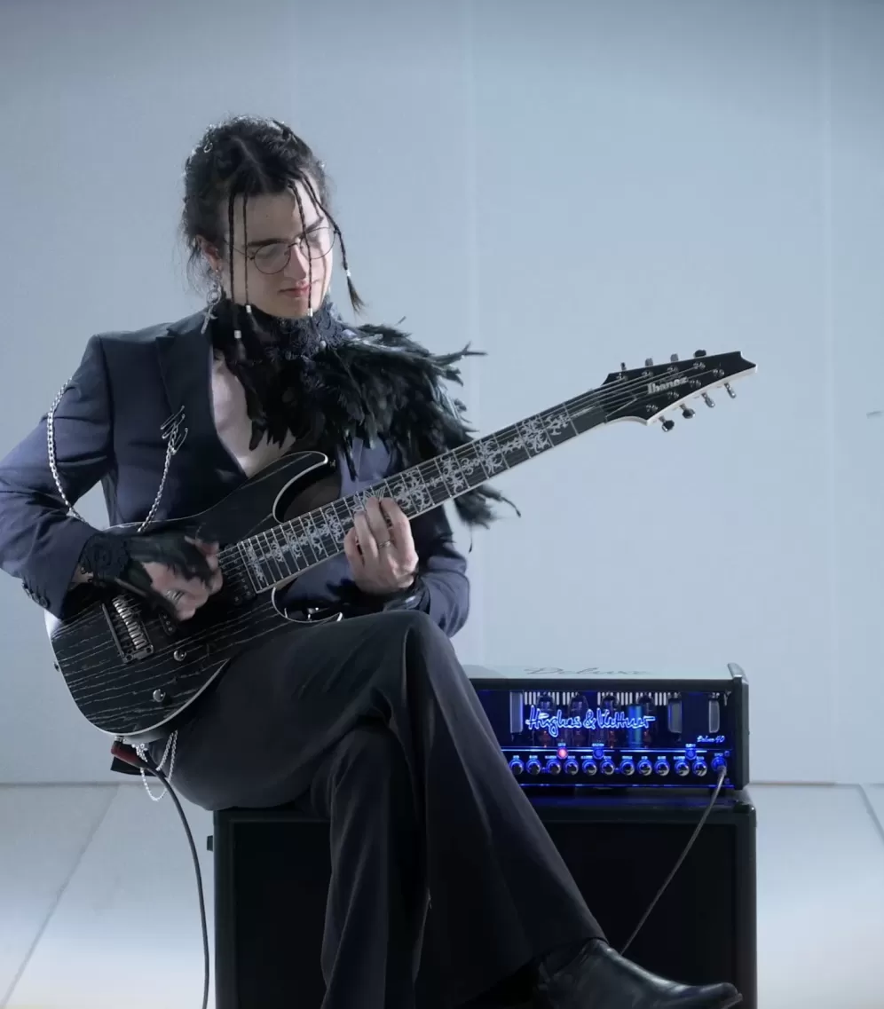 Valdemar Konov (VEMINI) mit seiner Ibanez Gitarre und Hughes & Kettner Verstärker