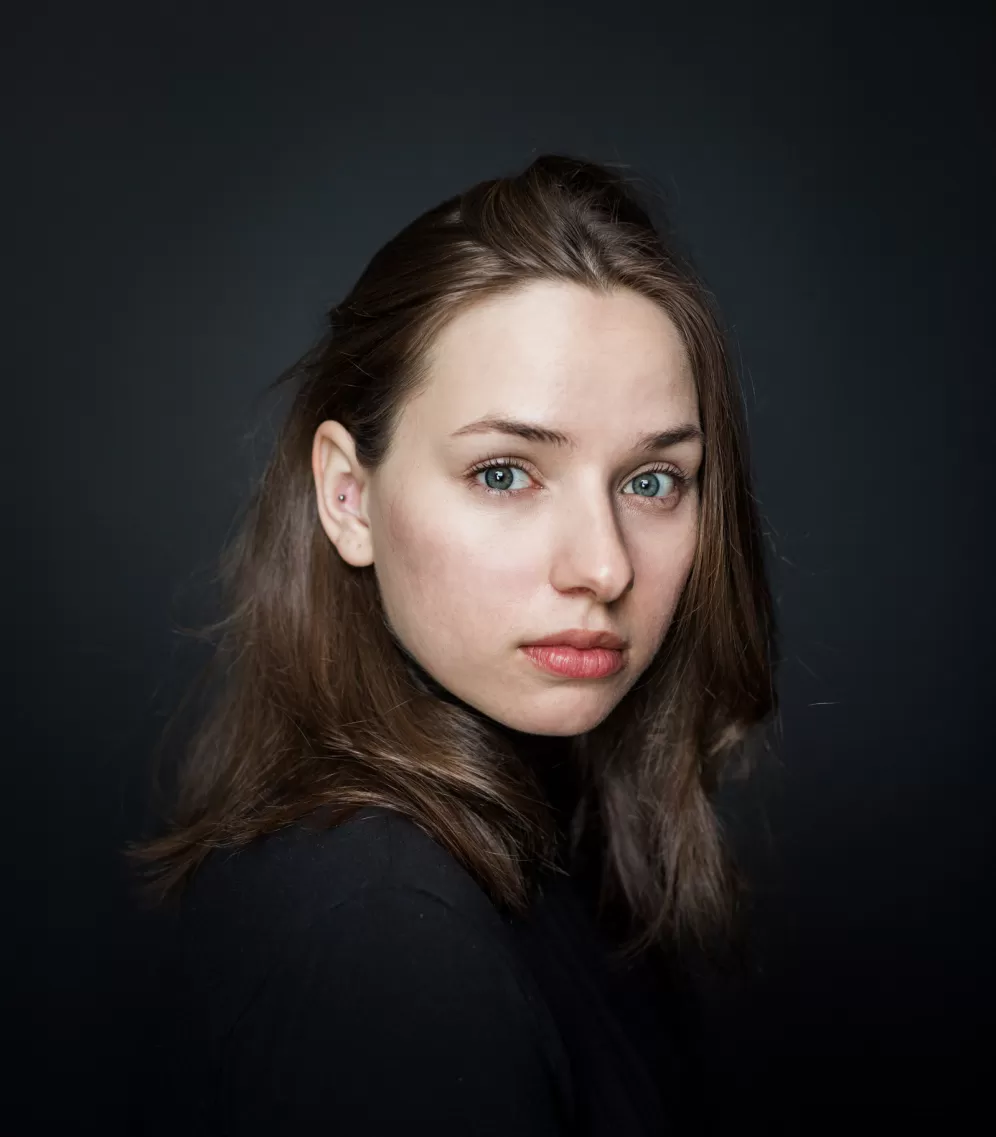 Hannah Lindner vor schwarzem Hintergrund