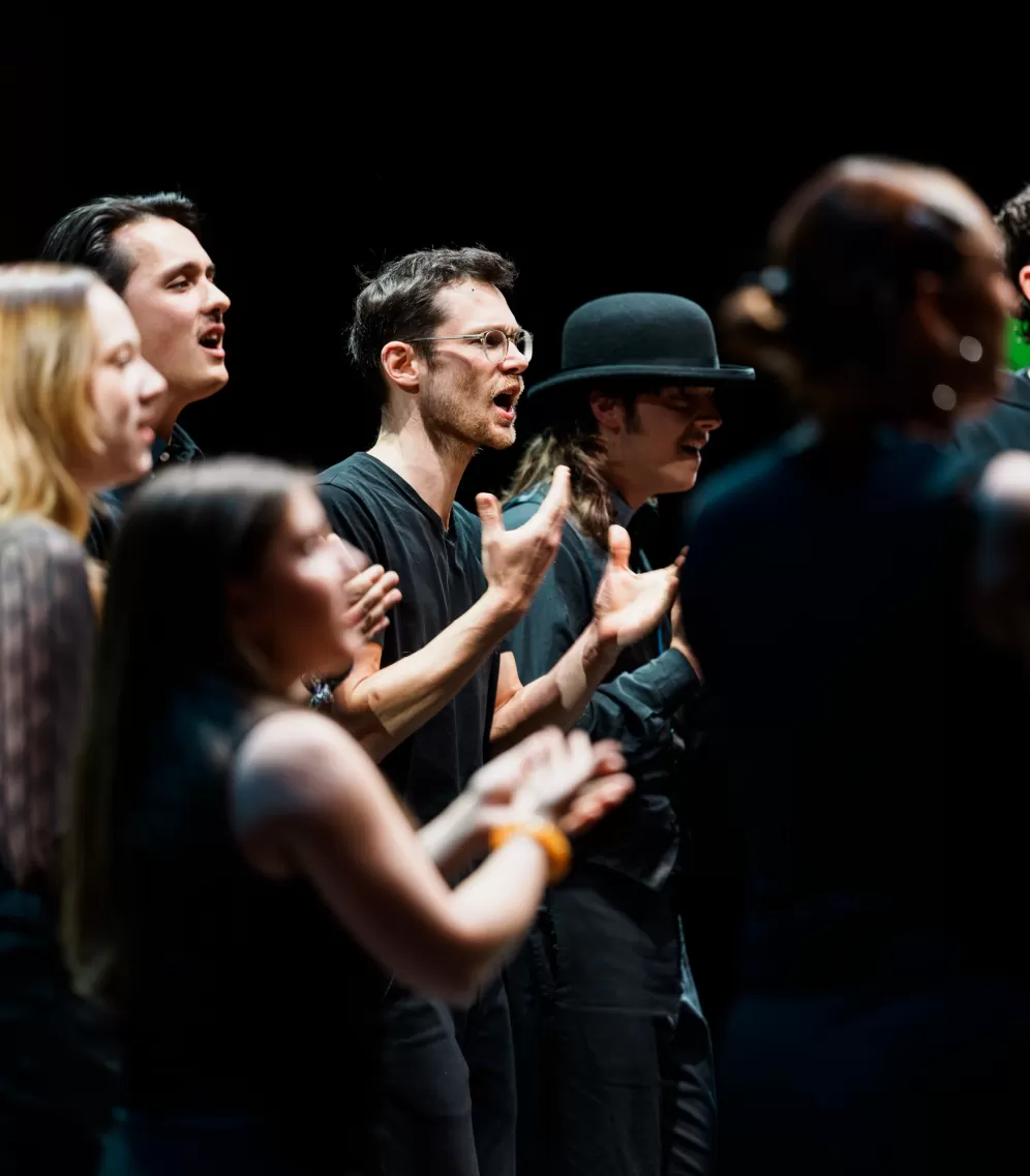 Der Pop- und Jazzchor singt.