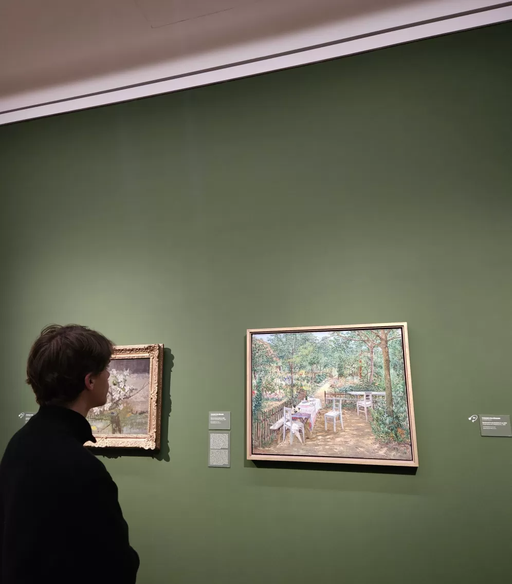Student betrachtet vor Gemälde im Museum