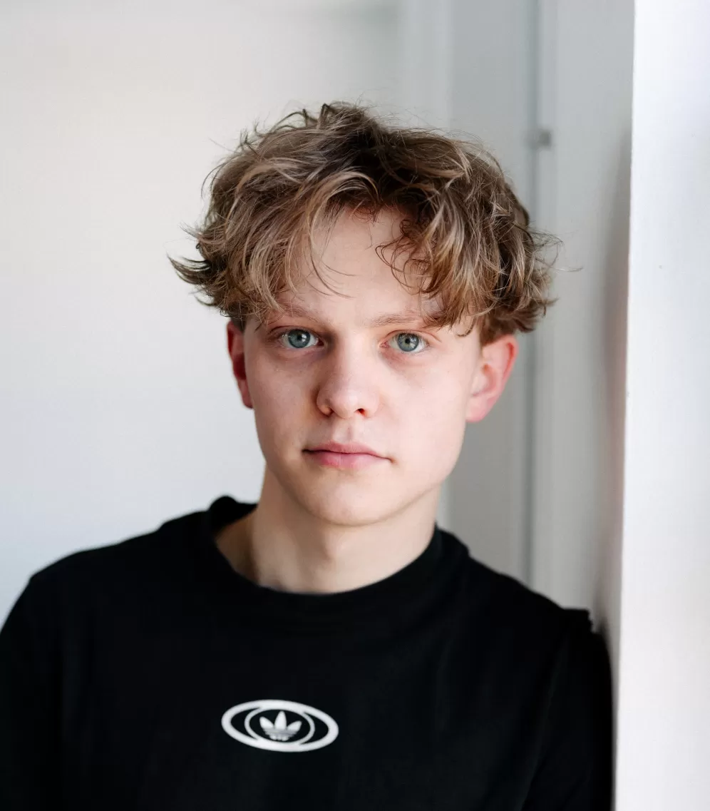 Person in schwarzem T-Shirt.