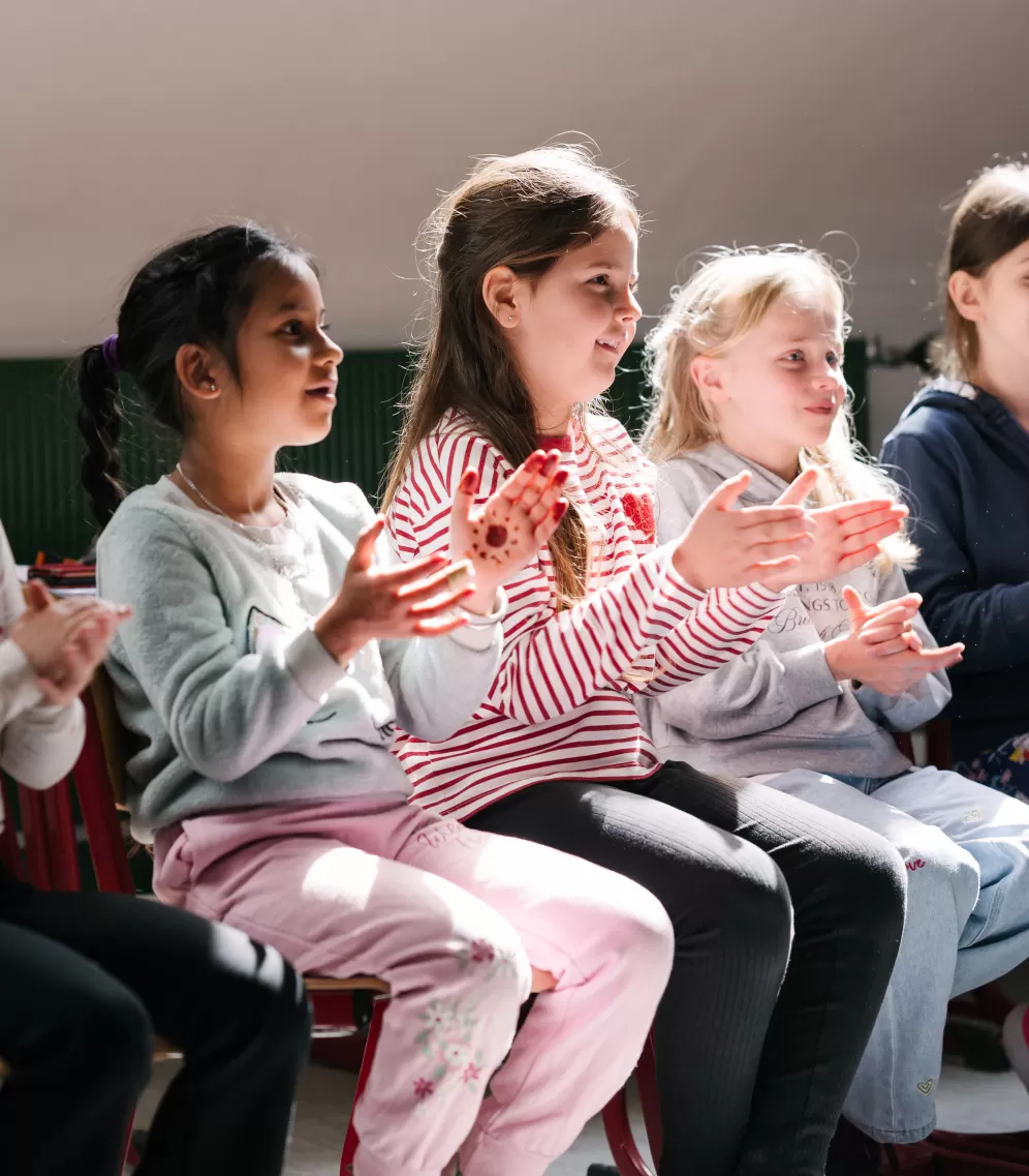 Kinder klatschen in die Hände