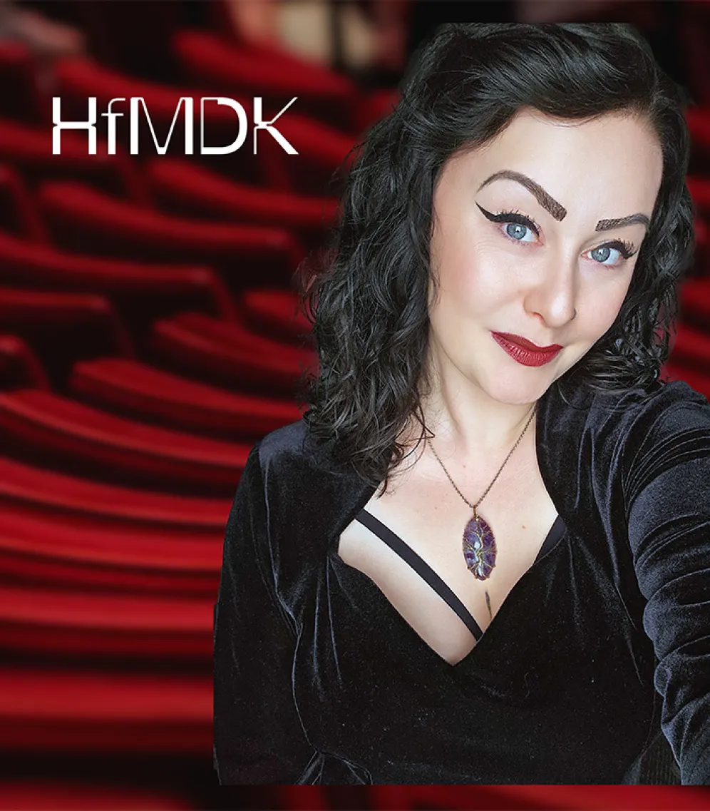 Im Vordergrund ist ein Porträt von Lisa Sophie Beck. Im Hintergrund sind die roten Sessel eines Konzertsaals zu sehen. Links oben in der Ecke ist das Logo der HfMDK abgebildet.