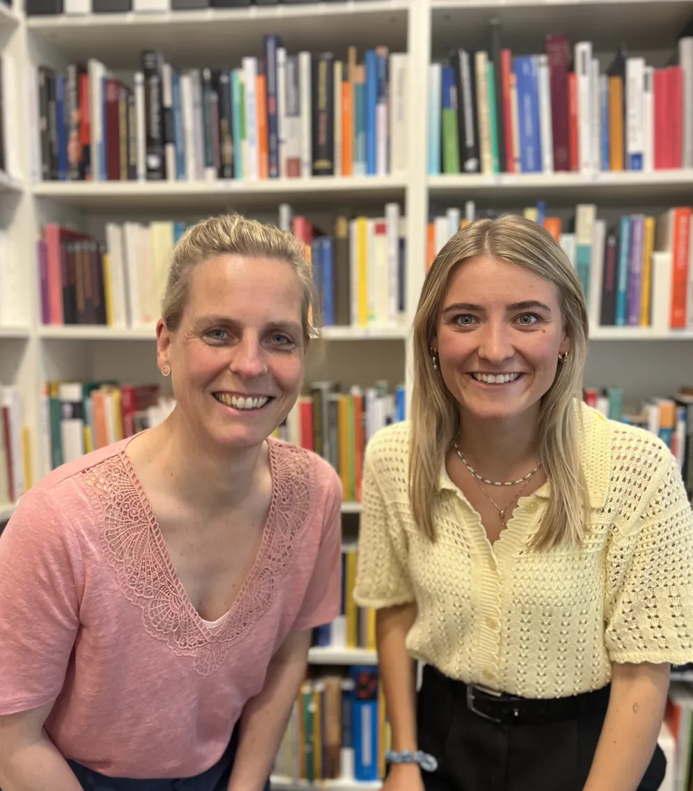 Juliane Gerland und Rabea Beier vor einem Bücherregal