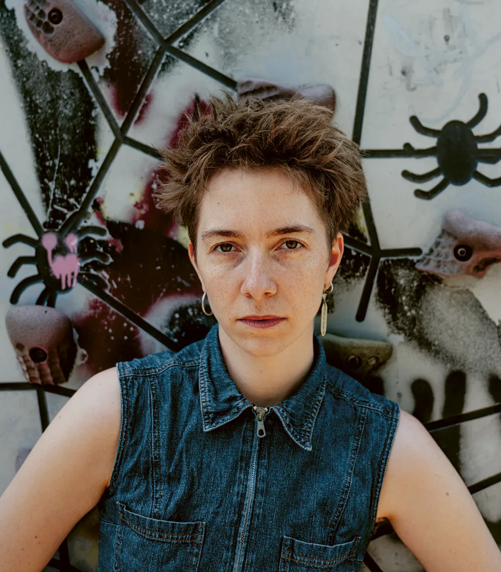Porträt von Anouk Krüger vor einer Graffiti-Wand