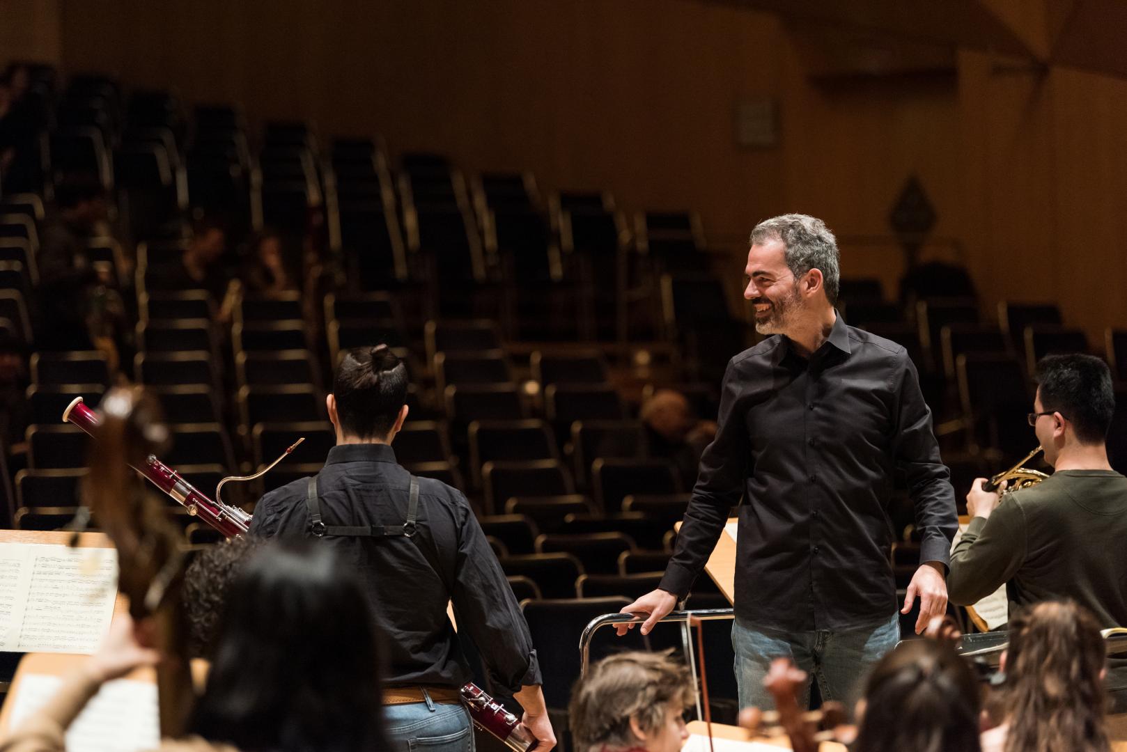 Der Dirigent Vassilis Christopoulos lachend in einer Orchesterprobe.