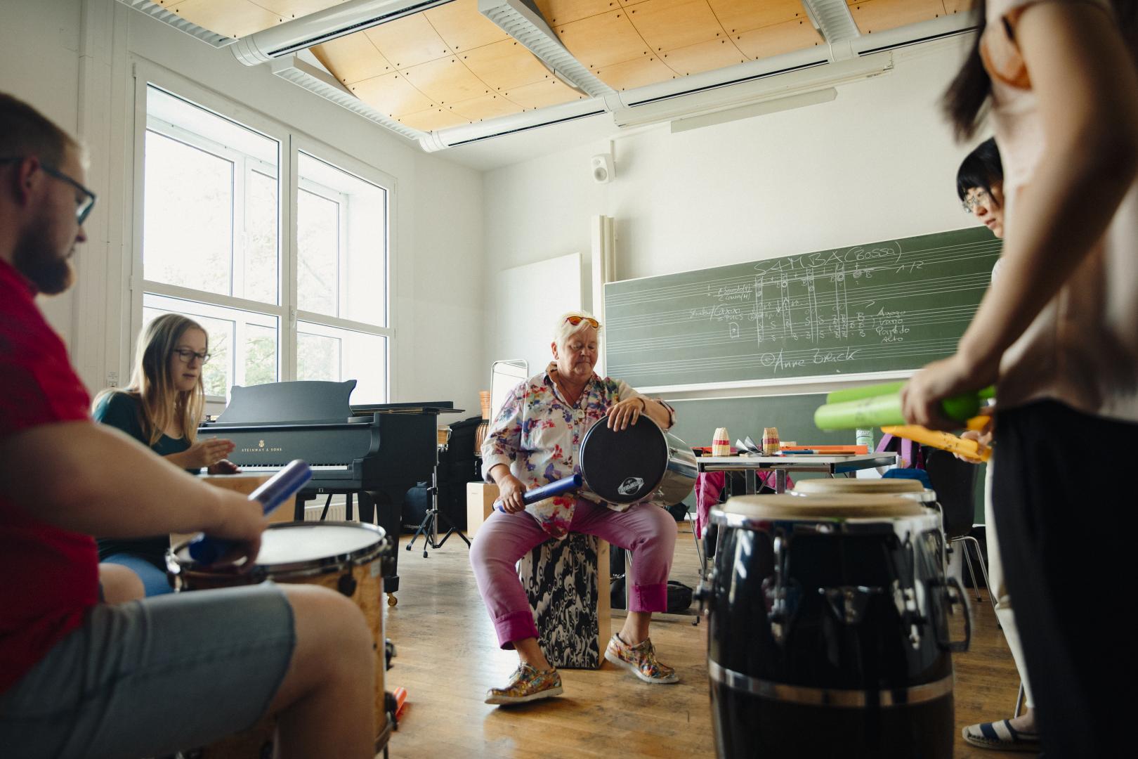 Eine Gruppe Lehramtsstudierende spielt Instrumente im Percussion-Unterricht von Anne Breick.