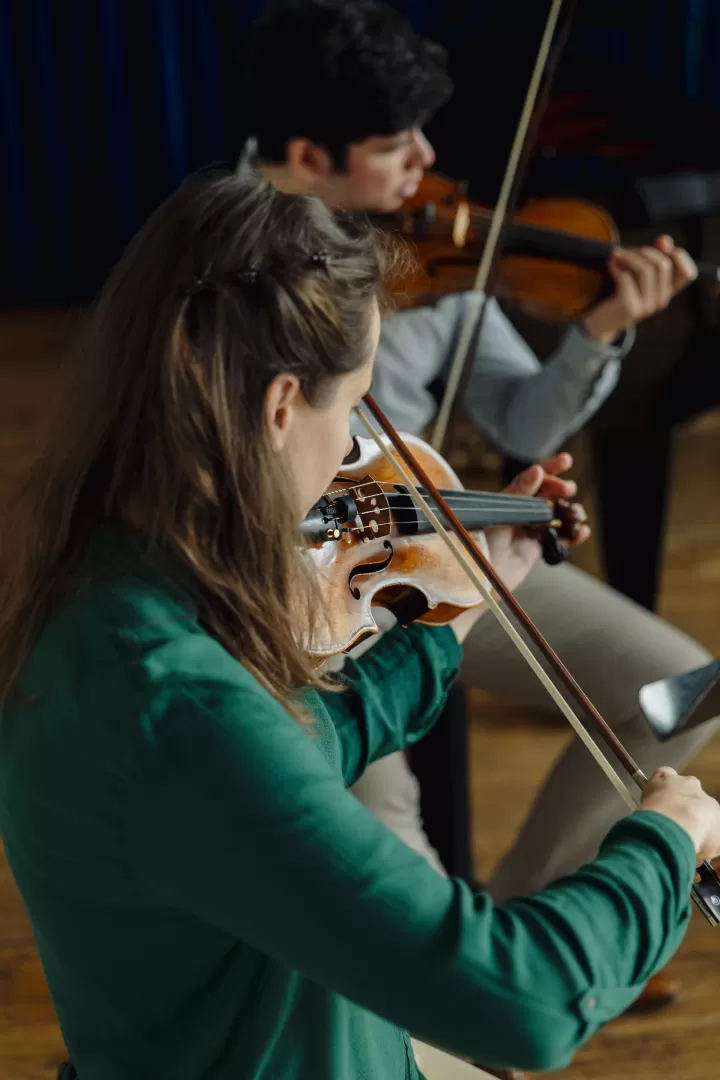 Eine Geigerin spielt ihr Instrument in einer Kammermusik-Probe.