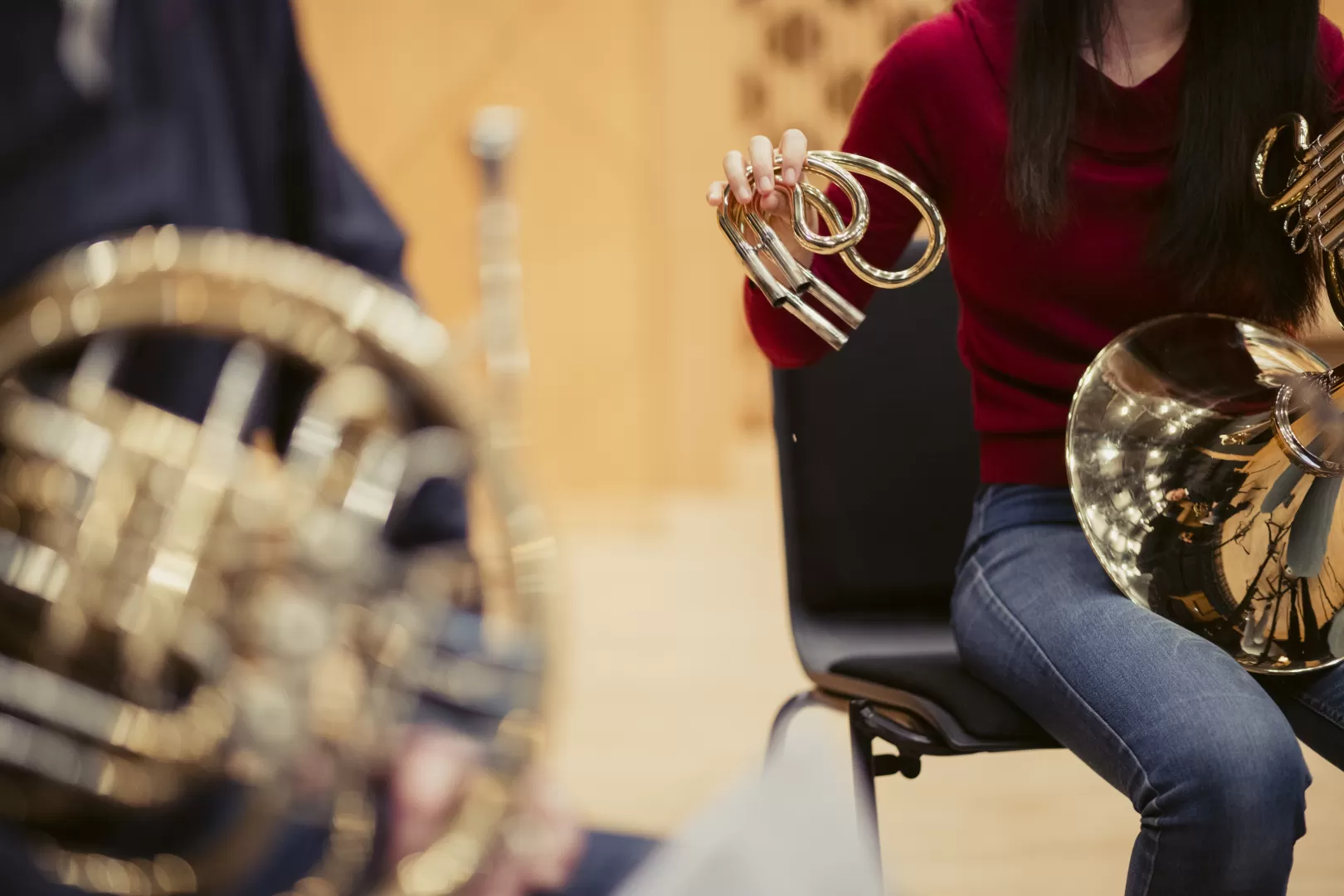 Person entfernt Wasser aus dem Horn