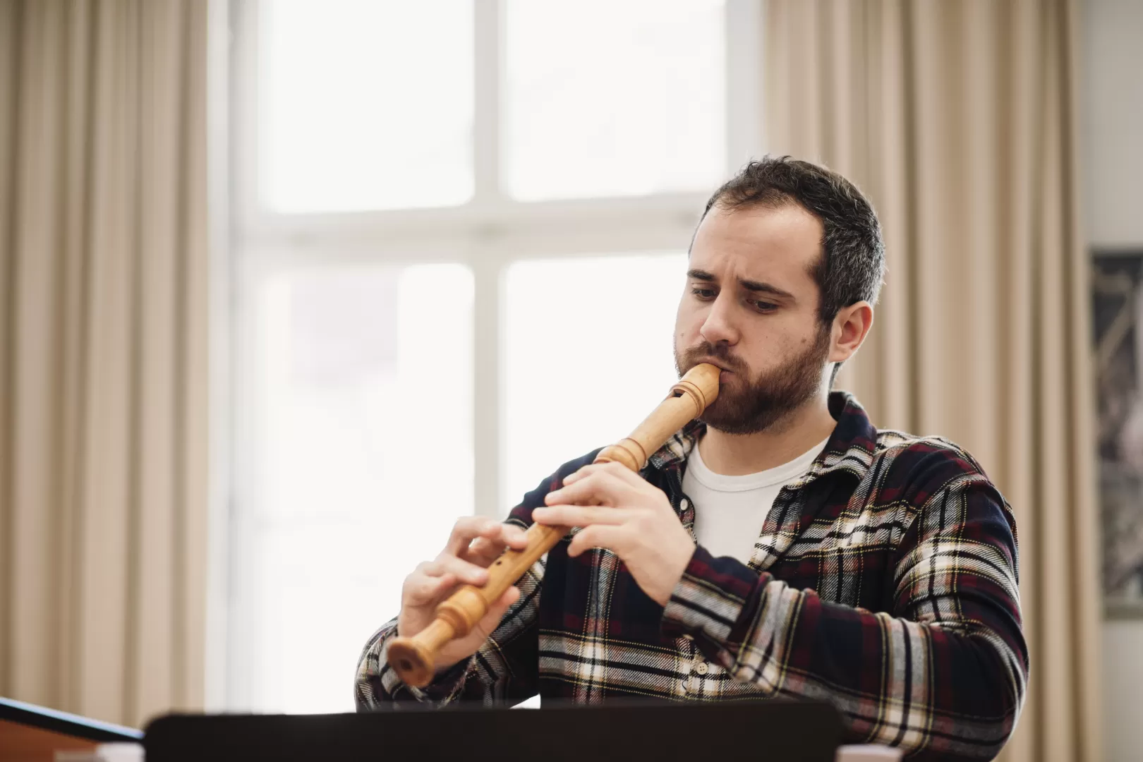 Person spielt auf Blockflöte