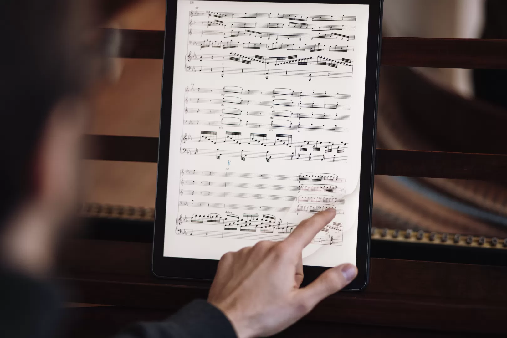 Noten auf Tablet werden umgeblättert