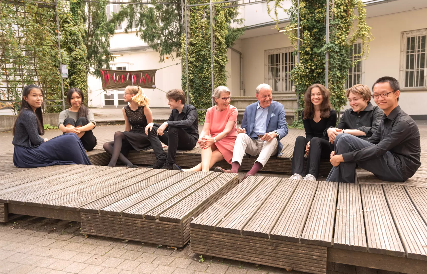 Hildegard und Günter Prack im Gespräch mit Jungstudierenden der Young Academy