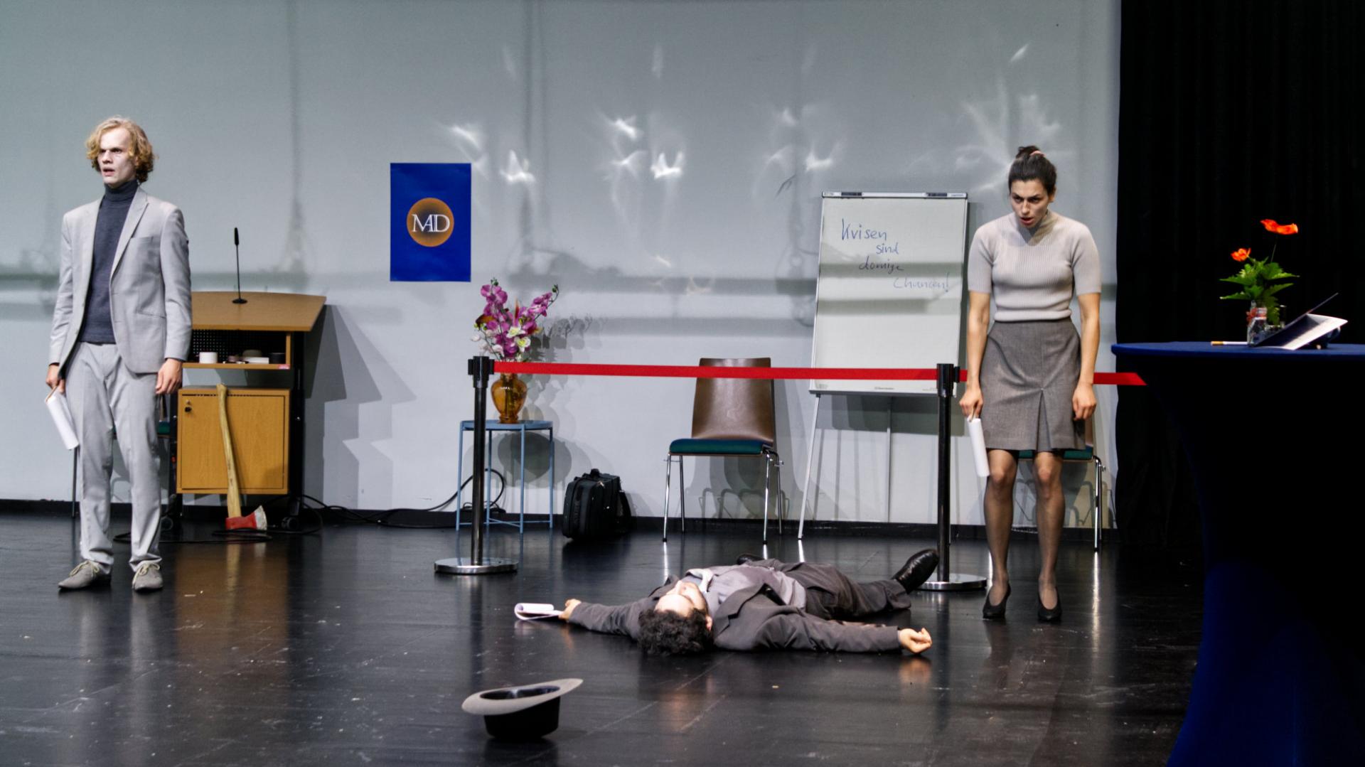 Szene mit drei Schauspielstudierenden.