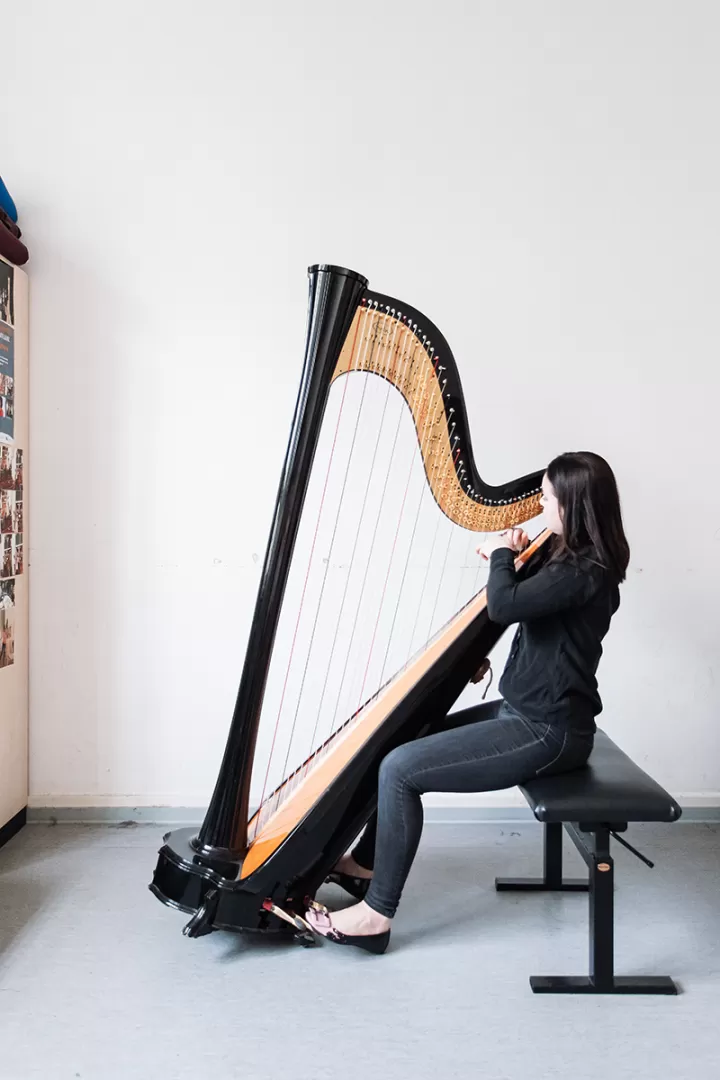 Studentin spielt Harfe