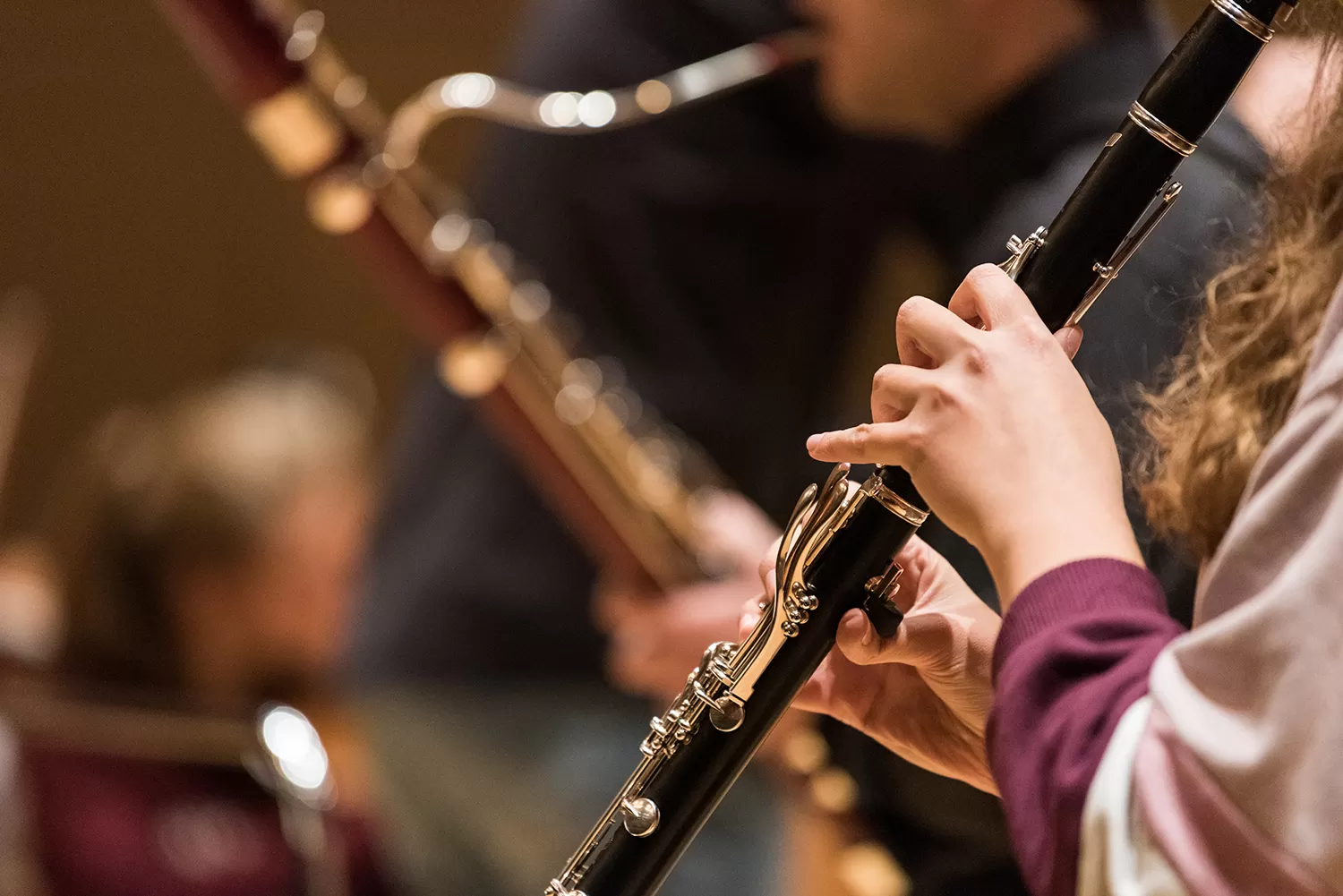 Hände an einer Klarinette