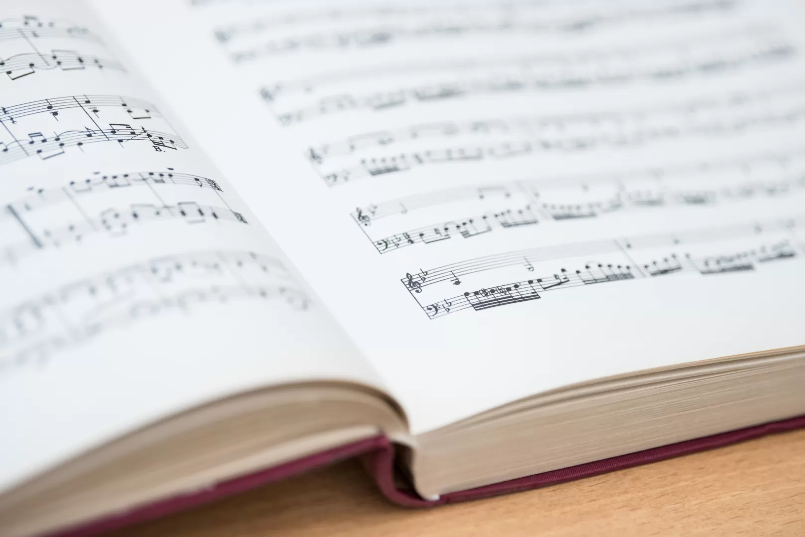 Aufgeschlagenes Notenbuch