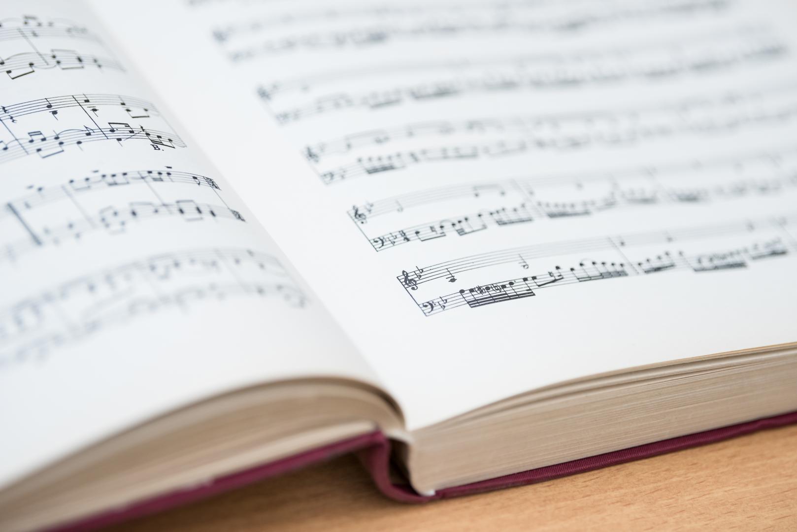 Aufgeschlagenes Notenbuch