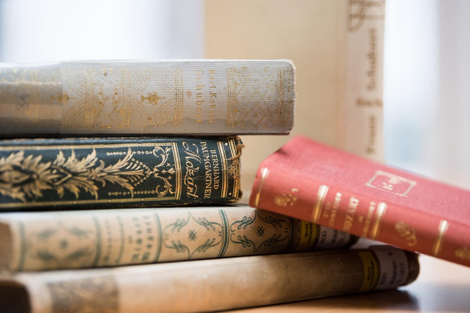 Ein Stapel alter Bücher